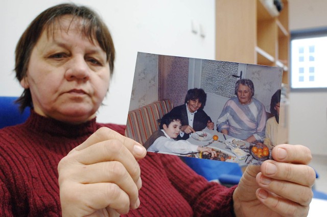 Helena Jończyk (na zdjęciu w środku, w ciemnym swetrze) ma 156 cm wzrostu, szare oczy, pociągła twarz. Jest szczupła przygarbiona, nosi sztuczna szczękę. Cierpi na zaniki pamięci.