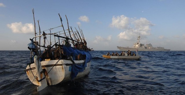 Żołnierze z pokładu niszczyciela USS Farragut na łodzi piratów. To część międzynarodowej operacji wojskowej "Gulf af Aden&#8221; na wodach Somalii.