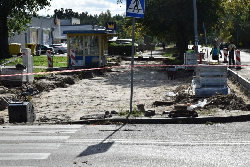 Ostrołęka. Budżet obywatelski. Ruszyła budowa fragmentu chodnika przy ul. Sienkiewicza. 6.10.2020. Zdjęcia