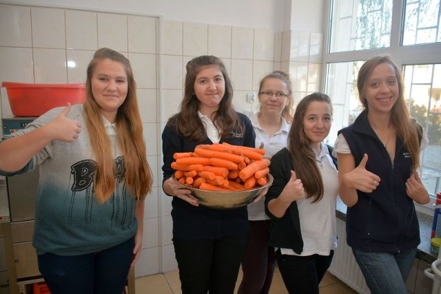 Anna Kruszewska (od lewej), Aneta Rudź, Agnieszka Pasiecznik, Aneta Zalewska i Aleksandra Czauż mają przepis na pyszny sok