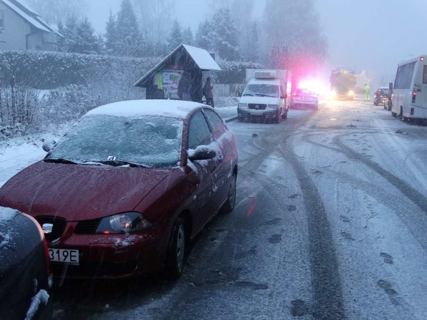 Wypadek w powiecie myślenickim. Groźne potrącenie pieszej na przejściu dla pieszych [AKTUALIZACJA]