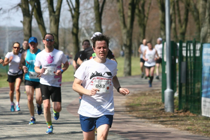 Biegli w niedzielę nad Zalewem Zemborzyckiem. To ostatni bieg z cyklu "Cztery Dychy do Maratonu" [DUŻO ZDJĘĆ]