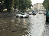 Ulewny deszcz w Opolu. Zalane ulice, podtopione piwnice. Strażacy byli wzywani do pomocy w całym powiecie opolskim. Jeszcze będzie padać