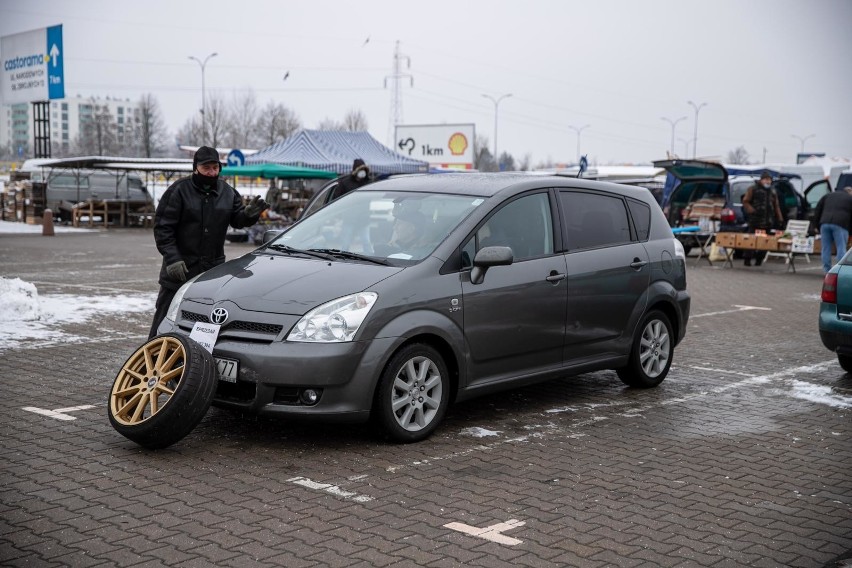 Białystok. Giełda przy Andersa. Sprawdź, co poza samochodami, można było kupić podczas niedzielnej giełdy (zdjęcia)