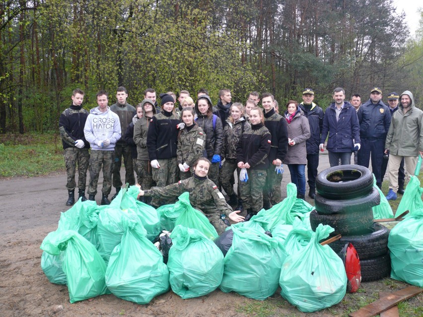 Uczestnicy sprzątania na radomskiej Koniówce.