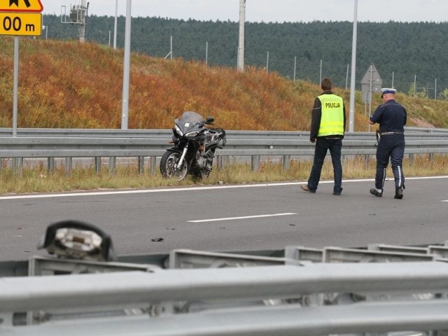 W ostatnią niedzielę sierpnia na "siódemce&#8221; w Łącznej zginął 22-latek z Szydłowca. Z wstępnych policyjnych ustaleń wynikało, że motocyklista mógł uderzyć w barierkę.