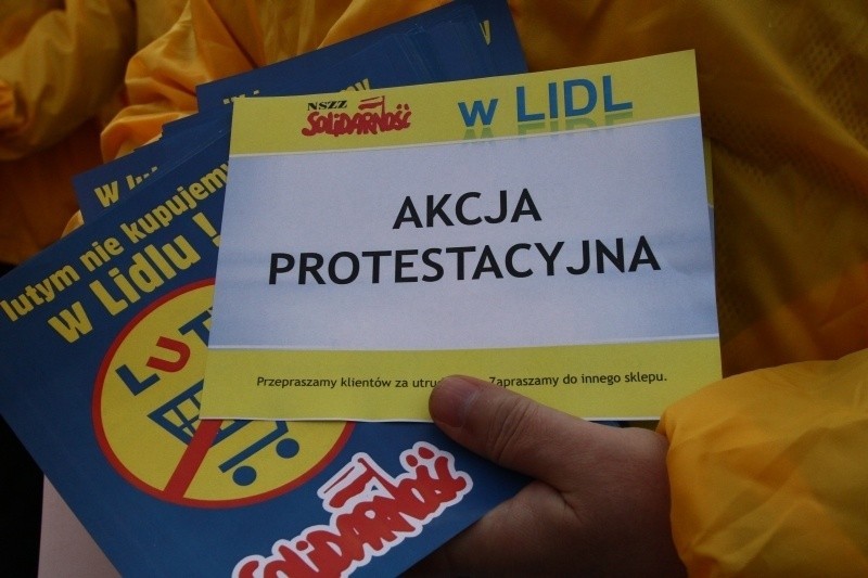 Protest przed Lidlem w obronie praw pracowników. Luty bez zakupów, 1 marca – protest groszowy