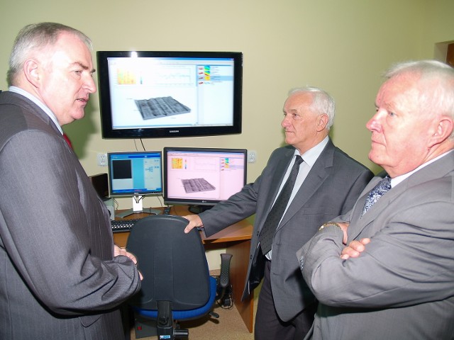 Profesorowie: (od lewej) Leon Kukiełka, Józef Kowalski, szef Komitetu Inżynierii Rolniczej PAN i Rudolf Michałek odwiedzili Laboratorium Mikro i Nanoinżynierii, gdzie poznali unikatowe urządzenia do pomiaru chropowatości powierzchni, jedyne tego typu w Eu