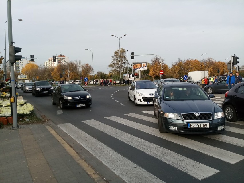 Kierowcy utknęli w pobliżu cmentarza na Górczynie