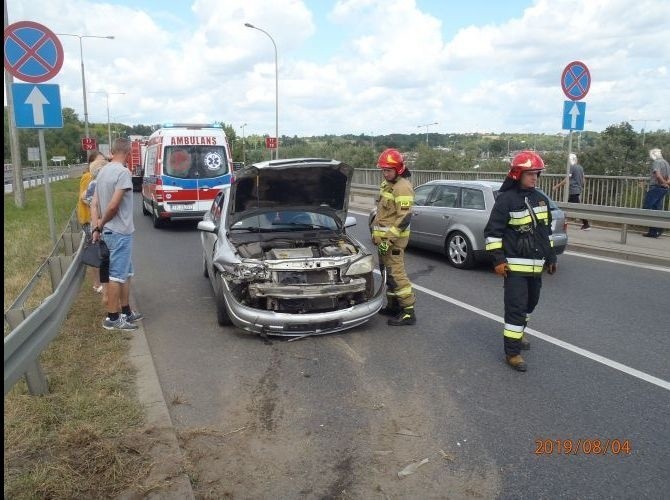 Wypadek w Sandomierzu. Samochód uderzył w barierę ochronną na ulicy Żwirki i Wigury (ZDJĘCIA)