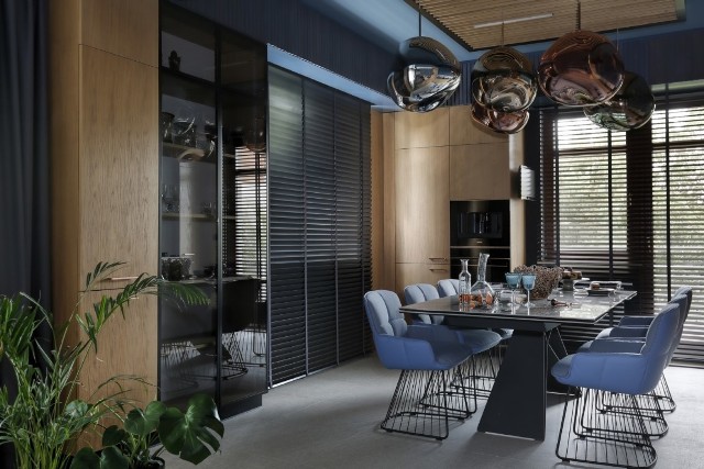 Właściciele tego apartamentu w Gdańsku lubią otwartą przestrzeń  (125 m kwadr.). W mieszkaniu projektanci zainspirowali się nadmorskim krajobrazem, stad lampy które wyglądają jak bryłki bursztynu i kolory - kobalt, błękit, wszelkie szarości...