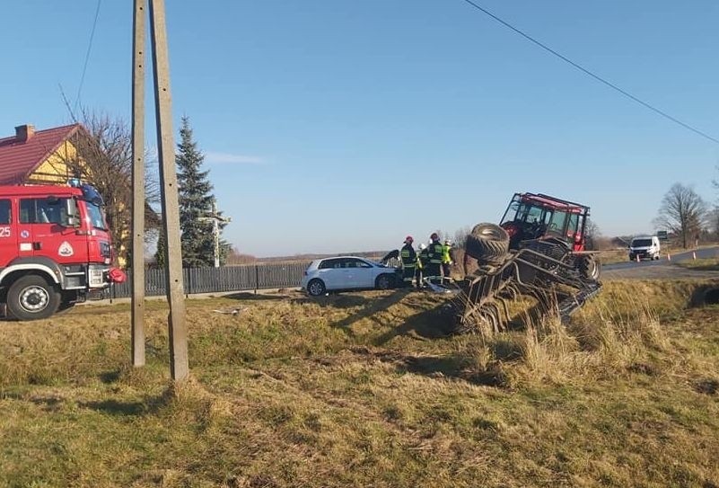 Zderzenie samochodu z traktorem w Wydrzy. Poszkodowany był zakleszczony w aucie!