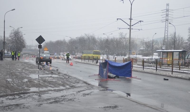 Tragiczny wypadek na Rzgowskiej! 60-letnia piesza zginęła na miejscu [FILM, zdjęcia]