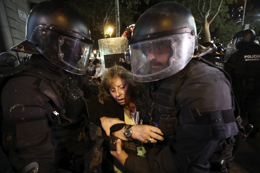 Hiszpania: Katalonia wrze po skazaniu liderów ruchu niepodległościowego [ZDJĘCIA] Protesty w Barcelonie, płoną barykady, walki z policją