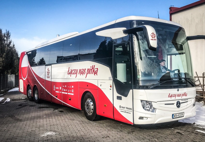 Autobus piłkarskiej reprezentacji Polski...