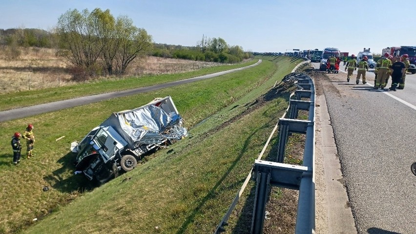 Groźny wypadek na autostradowej obwodnicy Wrocławia. Tir...