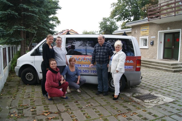 Dziwnów: Koniec sezonu dla wielu oznacza bezrobocieOstatnie zdjęcie przed "Justynką" w tym roku. Od lewej stoją: Matylda Gmyrek, Barbara Chlebowicz (pracownik kuchni), Andrzej i Jolanta Rydel z Laguny Tour. Przykucnęły panie Ewelina Jaśkiewicz oraz Elżbieta Górska.