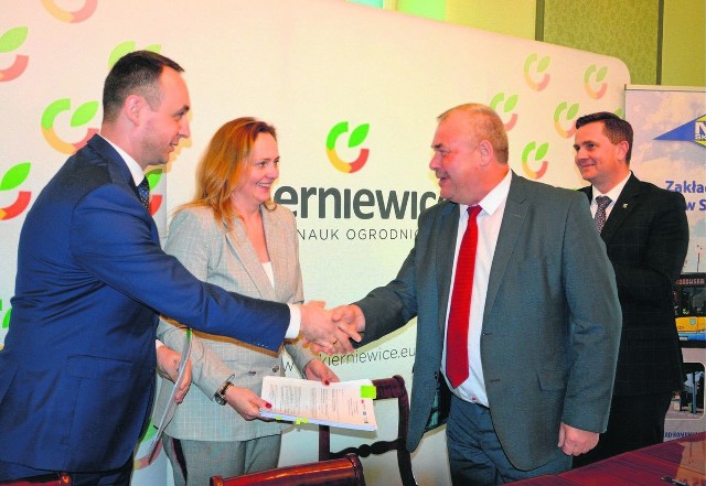 Dariusz Klimczak (z lewej) nie jest zdziwiony pogłoskami o swoim wyborczym starcie w Skierniewicach czy Rawie Mazowieckiej