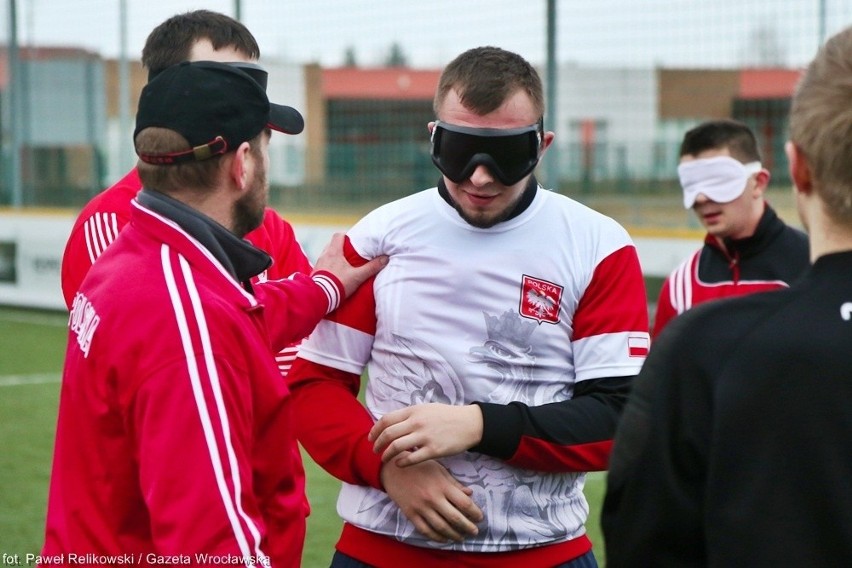 Zobacz jak grają niewidomi piłkarze z Wrocławia. Pomaga im Robert Lewandowski (FILM, ZDJĘCIA)