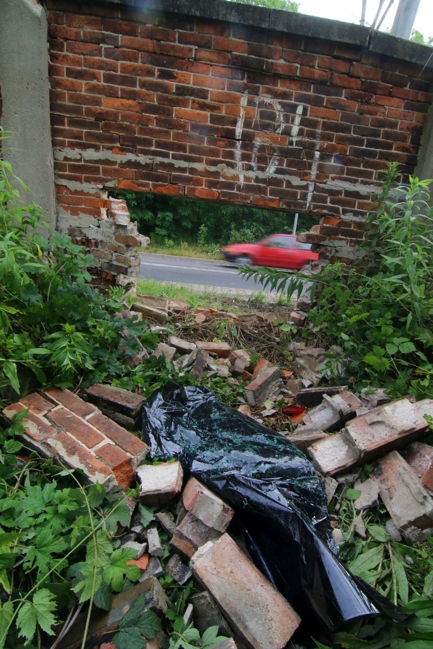 Wypadek na Kwidzyńskiej. Samochód uderzył w latarnię i mur