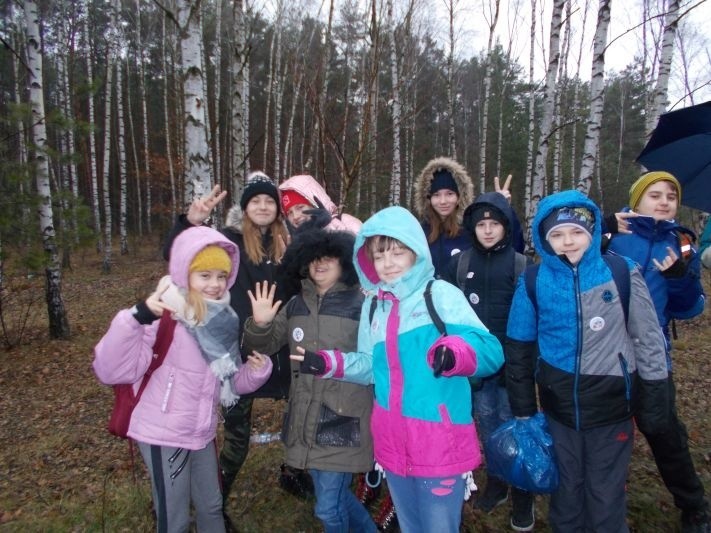 Uczniowie wyruszyli w ostatnią w tym roku wędrówkę po leśnych ostępach - dobrze się bawili i nakarmili zwierzęta