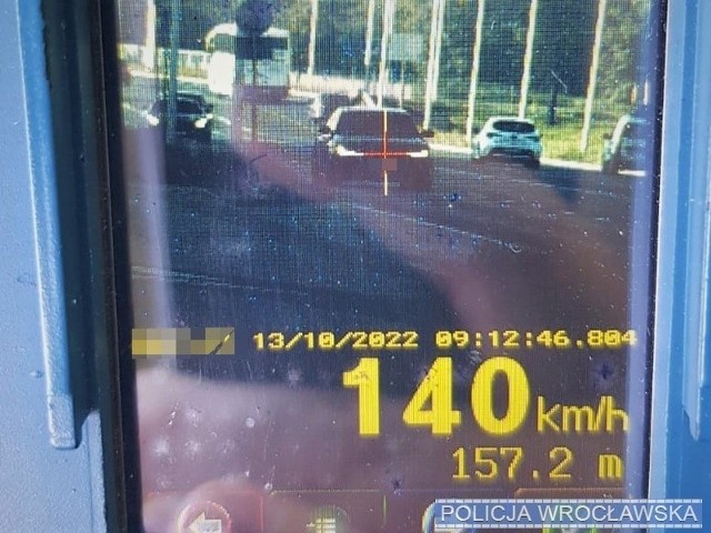 Jazda z prędkością aż 140 km/h przy ograniczeniu do 50 km/h została w samą porę przerwana przez policjantów z Wydziału Ruchu Drogowego we Wrocławiu