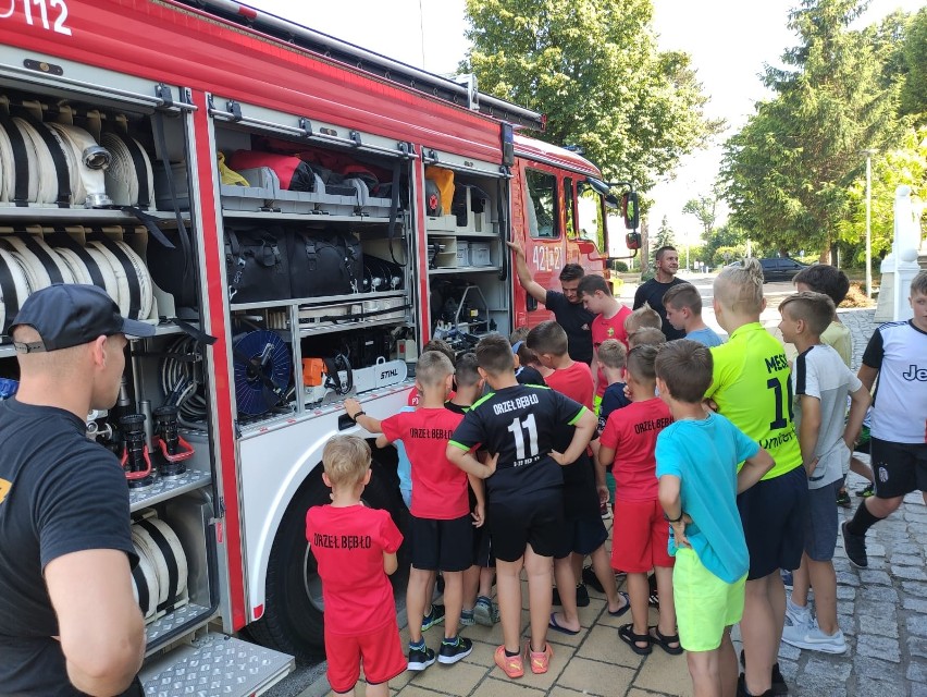 Kazimierscy strażacy mówili dzieciom, jak bezpiecznie spędzić wakacje. Odwiedzili w Pałacu Lacon uczestników obozu sportowego