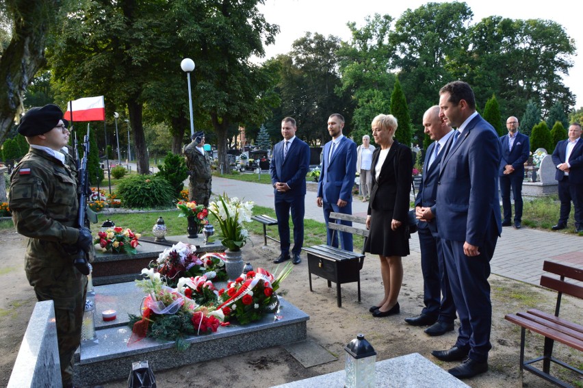 Złożenie kwiatów i zapalenie zniczy na grobie Henryka...