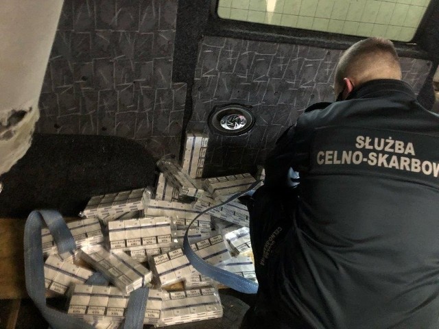 Prawie 1300 paczek papierosów było ukrytych w dachach dwóch busów, skontrolowanych tego samego dnia na granicy w Korczowej.