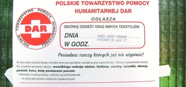 Ulotki Polskiego Towarzystwa Pomocy Humanitarnej "Dar&#8221; przypominają zawiadomienia rozwieszane przez PCK. Czyżby to było przypadkowe podobieństwo?