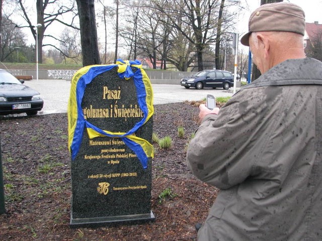 Pomnik stanął na skwerze przed wejściem do lodowiska Toropol.