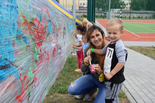 Poradnia Psychologiczno - Pedagogiczna w Żninie pełni od niedawna funkcję wiodącego ośrodka koordynacyjno - rehabilitacyjno - opiekuńczego w naszym powiecie. Na fot. zabawy podczas inauguracji OKRO przed poradnią przy ulicy Browarowej w Żninie