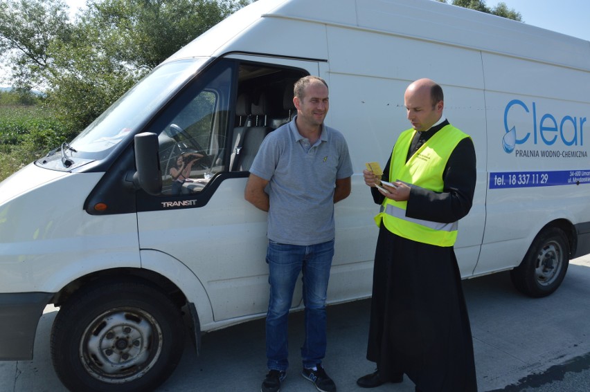 Wielka Wieś. Nietypowy patrol drogówki. Policjantom towarzyszył ksiądz [ZDJĘCIA]