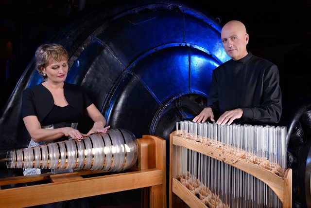 Christa i Gerald Schönfeldingerowie. Ona gra na harmonice szklanej, a on na werofonie