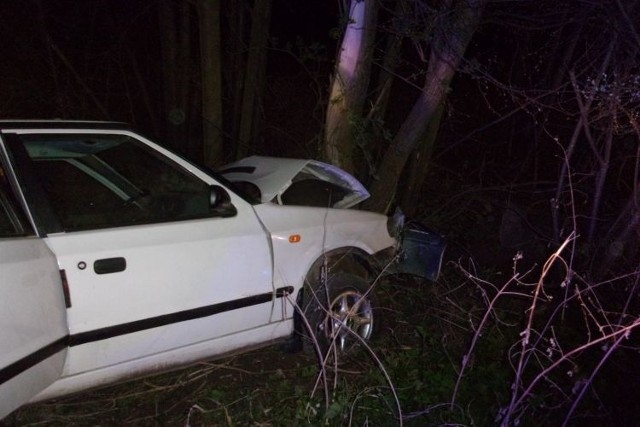 Do tragicznego w skutkach wypadku doszło w nocy z soboty, 14 kwietnia, na niedzielę w miejscowości Okalina Kolonia w powiecie opatowskim. Kierowca osobowej skody uderzył w drzewo, zginął na miejscu.- Z naszych wstępnych ustaleń wynika, że około godziny 1 w nocy z soboty na niedzielę 69-letni kierowca skody jadąc od krajowej 9 przez miejscowość Okalina Kolonia na łuku drogi stracił panowanie nad samochodem, auto zjechało z drogi i uderzyło w drzewo - informował Artur Majchrzak z biura prasowego świętokrzyskiej policji.>>>CZYTAJ WIĘCEJ POD KOLEJNYM ZDJĘCIEM