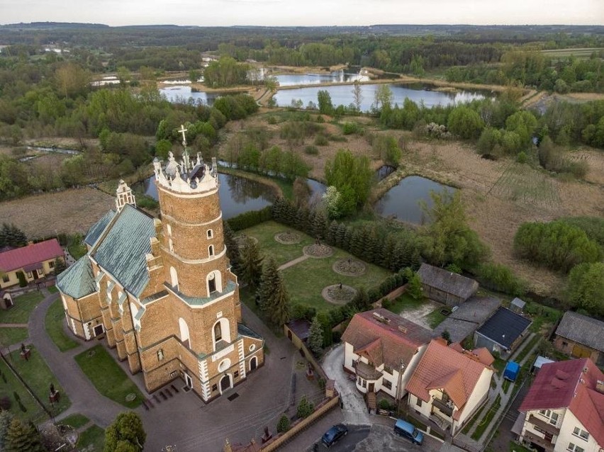 8. Chodel - dawne miasto z renesansowym kościołem...