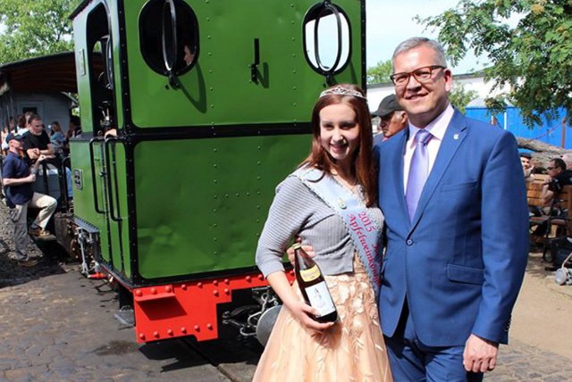 Burmistrz Żnina w Feldbahnmuseum we Frankfurcie, tu w towarzystwie królowej jabłkowego wina