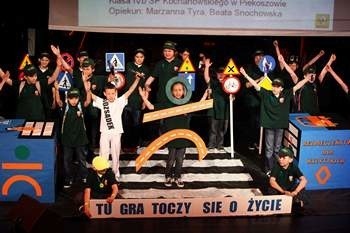 Uczniowie ze zwycięskiej klasy z Piekoszowa na scenie Teatru Buffo w Warszawie.