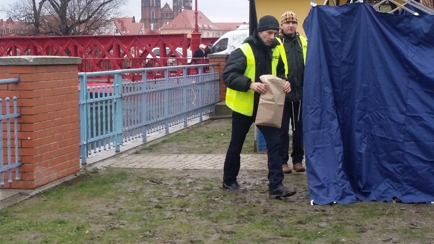 Około godz. 11 w Odrze przy moście Piaskowym znaleziono...