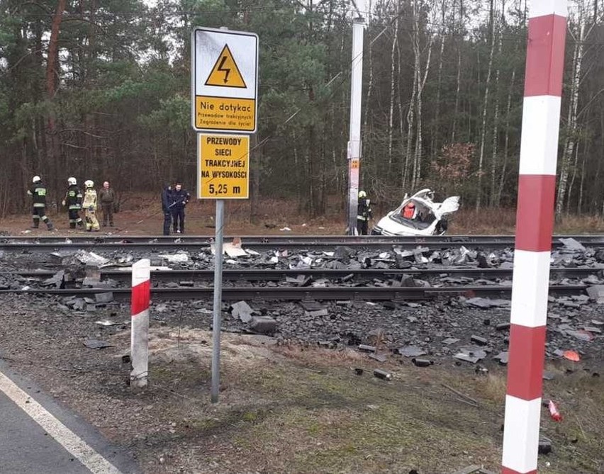 Na przejeździe kolejowym w Widełce samochód dostawczy zderzył się z szynobusem. Zginął kierowca citroena [ZDJĘCIA]