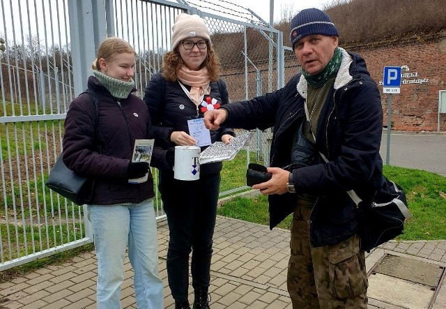 Kwestujących na Cytadeli wolontariuszy Towarzystwa Opieki nad Zabytkami w Grudziądzu wsparli uczniowie SP nr 7.