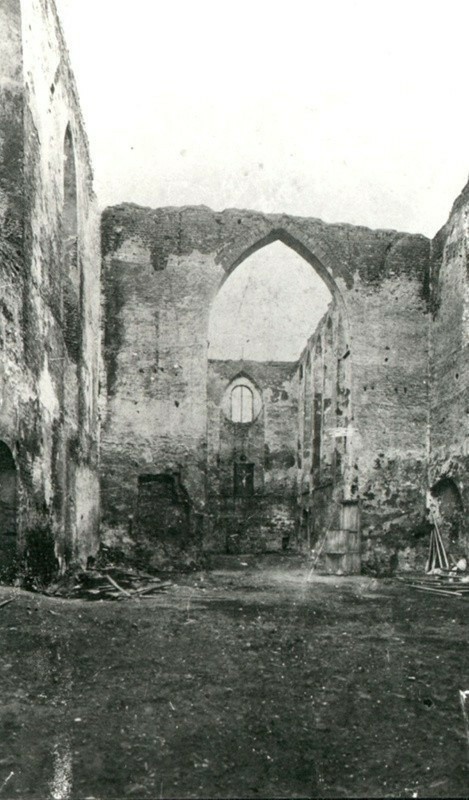 Ruiny kościoła podominikańskiego pod koniec XIX wieku. Taki...
