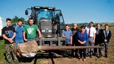 Pierwszy po prawej stronie ciągnika Zenon Ochenduszko, obok Zbigniew Jeleń i Irena Ochenduszko Fot. Aleksander Gąciarz