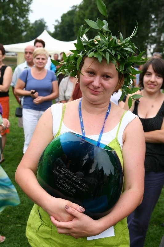 Edyta Zając-Chruściel z laurem i pucharem.