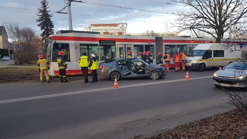 Wypadek na Zgierskiej. Samochód zderzył się z tramwajem. Zobacz zdjęcia
