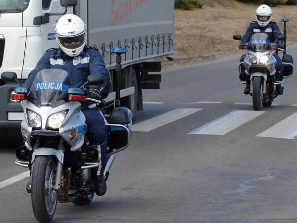 Koszalińscy policjanci po raz pierwszy wyjechali na ulice nowymi hondami - kontrolowali kierowców na ul. Gnieźnieńskiej. Motocykle mogą rozpędzić się do 230 km/h.