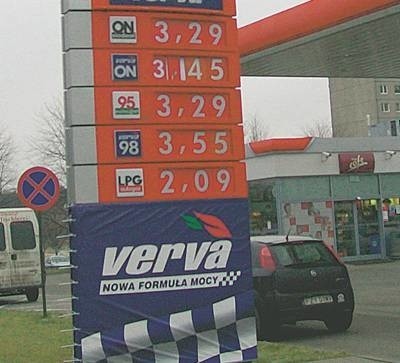 W porównaniu do sytuacji sprzed roku ceny paliw są niższe o ponad 1 zł za litr (fot. Czesław Wachnik)