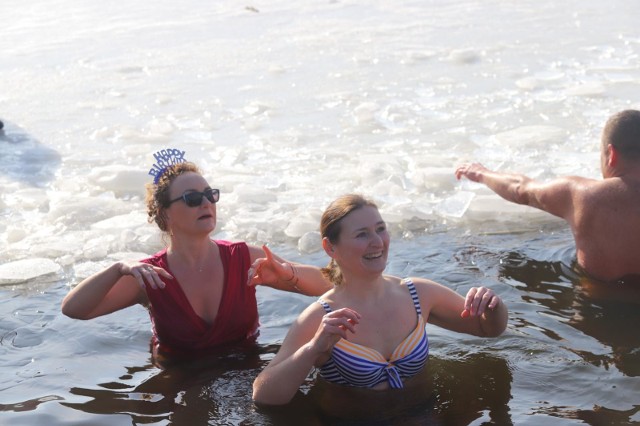 Niedzielne morsowanie w Paprocanach cieszyło się dużym zainteresowaniem miłośników zimowych kąpieli  Zobacz kolejne zdjęcia. Przesuwaj zdjęcia w prawo - naciśnij strzałkę lub przycisk NASTĘPNE 