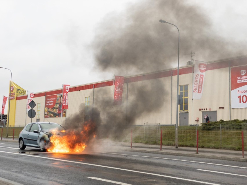 Białystok. Pożar samochodu na ul. Produkcyjnej. Peugeot stanął w płomieniach