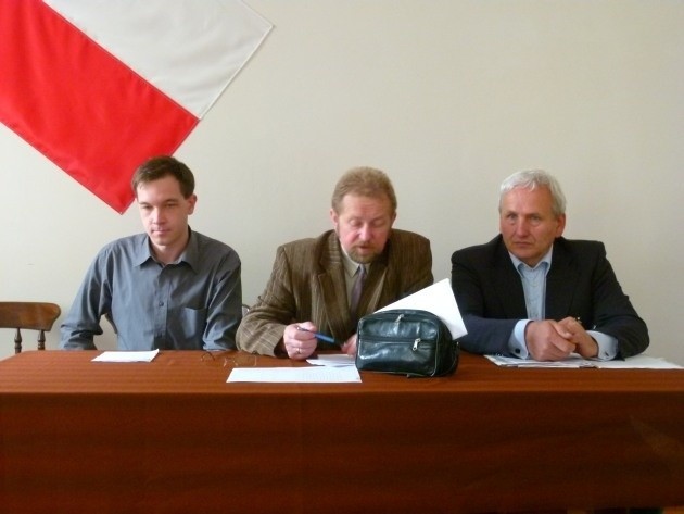 Piotr Cieplucha z Solidarnej Polski oraz Antoni Chodakowski i Zbigniew Maurer - inicjatorzy akcji referendalnej.